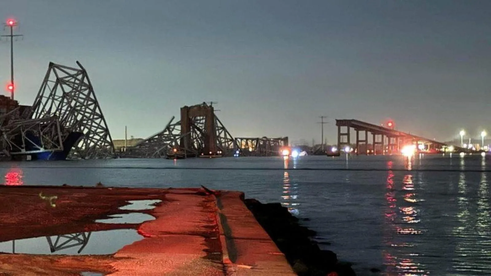 Ponte desaba nos EUA após ser atingida por navio